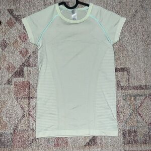 kids lululemon light green tee-shirt, size girls/kids 10